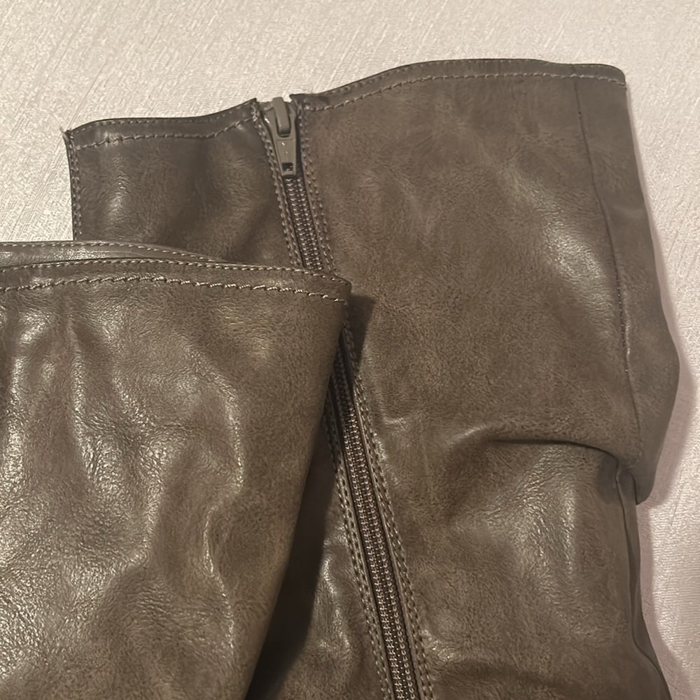 White Mountain Women’s ‘Layton’ Wide Calf Heeled Boots Khaki Green Color Size 9 - Picture 4 of 16